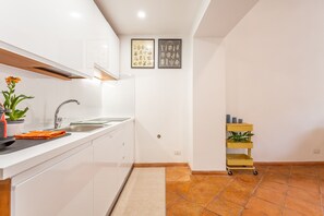 Refrigerador, microondas, cafetera/tetera, tetera/pava eléctrica