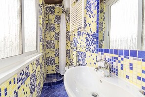 Shower, hair dryer, bidet, towels - Barberini 3BDR apartment (Roma)