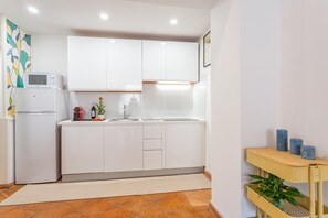 雪櫃、微波爐、咖啡機/沖茶器、電熱水壺