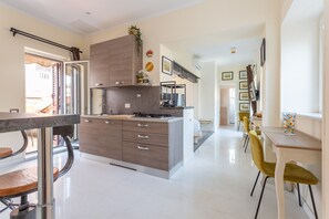 冷蔵庫、電子レンジ、オーブン、食器洗い機