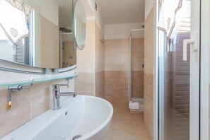 Dusche, Haartrockner, Bidet, Handtücher