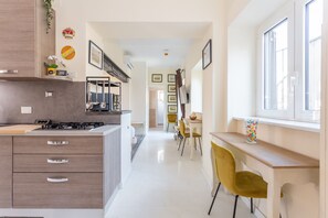 Kühlschrank, Mikrowelle, Ofen, Geschirrspüler