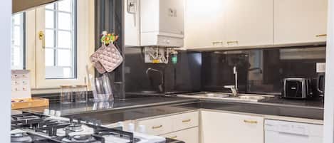 Fridge, oven, dishwasher, coffee/tea maker