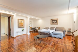 Interior - San Callisto 3BDR Apartment (Roma)