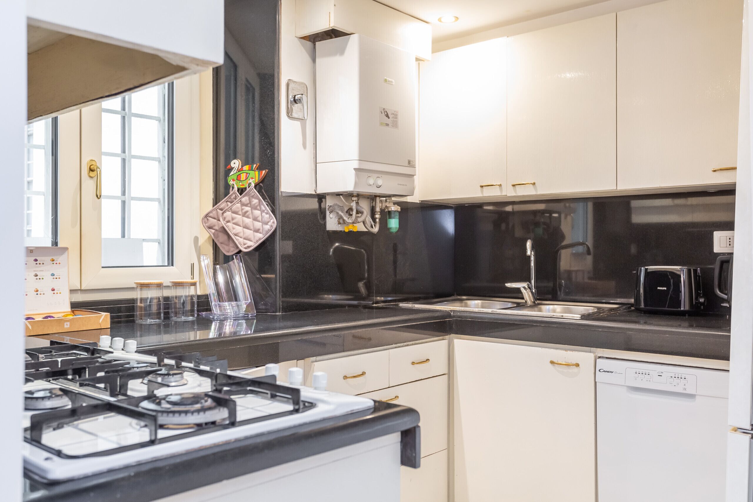 Kühlschrank, Ofen, Geschirrspüler, Wasserkocher mit Kaffee-/Teezubehör