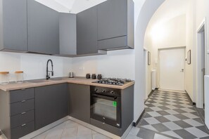 Kühlschrank, Ofen, Geschirrspüler, Wasserkocher mit Kaffee-/Teezubehör