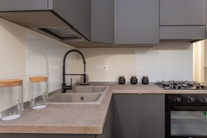 Fridge, oven, dishwasher, coffee/tea maker - Prati 3BDR Urban Charm (Roma)