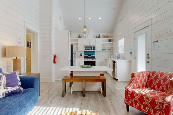 TV - Golf Cart Included, Shared Pool, Parking for 1 Vehicle, Pet Friendly (Port Aransas)