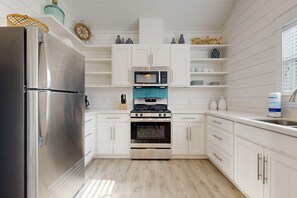 Fridge, microwave, oven, stovetop - Golf Cart Included, Shared Pool, Parking for 1 Vehicle, Pet Friendly (Port Aransas)