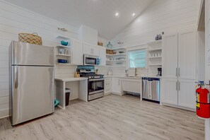 Kylskåp, mikrovågsugn, ugn och spishäll