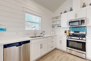Fridge, microwave, oven, stovetop - OTC9 Golf Cart Included,  Shared Pool, Pet Friendly (Port Aransas)