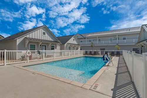 Golf Cart Included, Pet Friendly, Shared Pool, Parking for 1 Vehicle