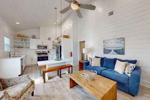 Golf Cart Included, Pet Friendly, Shared Pool, Parking for 1 Vehicle