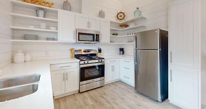 Golf Cart Included, Pet Friendly, Shared Pool, Parking for 1 Vehicle