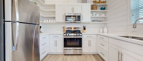 Réfrigérateur, four à micro-ondes, un four, surface de cuisson