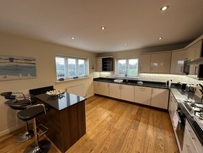 Fridge, microwave, oven, stovetop - Stunning SEAVIEW Coastal Cottage - Sleeping 8 in 4 Bedrooms - Pool and Beach Access Included. (Filey)