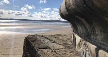 Stunning SEAVIEW Coastal Cottage - Sleeping 8 in 4 Bedrooms - Pool and Beach Access Included.