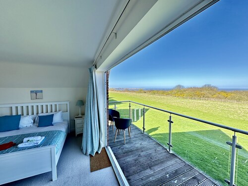 Stunning SEAVIEW Coastal Cottage - Sleeping 8 in 4 Bedrooms - Pool and Beach Access Included.