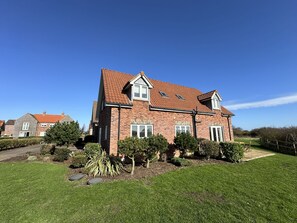 Exterior - Stunning SEAVIEW Coastal Cottage - Sleeping 8 in 4 Bedrooms - Pool and Beach Access Included. (Filey)