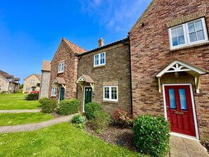 Exterior - Stunning Coastal Cottage - Sleeping 5 in 2 Bedrooms - Pool and Beach Access Included. (Filey)