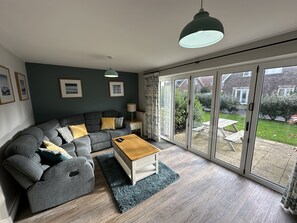 Smart TV, chimenea y tenis de mesa