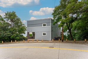 Exterior - Triplex Minutes From Downtown! Great View! Free Parking (Pittsburgh)
