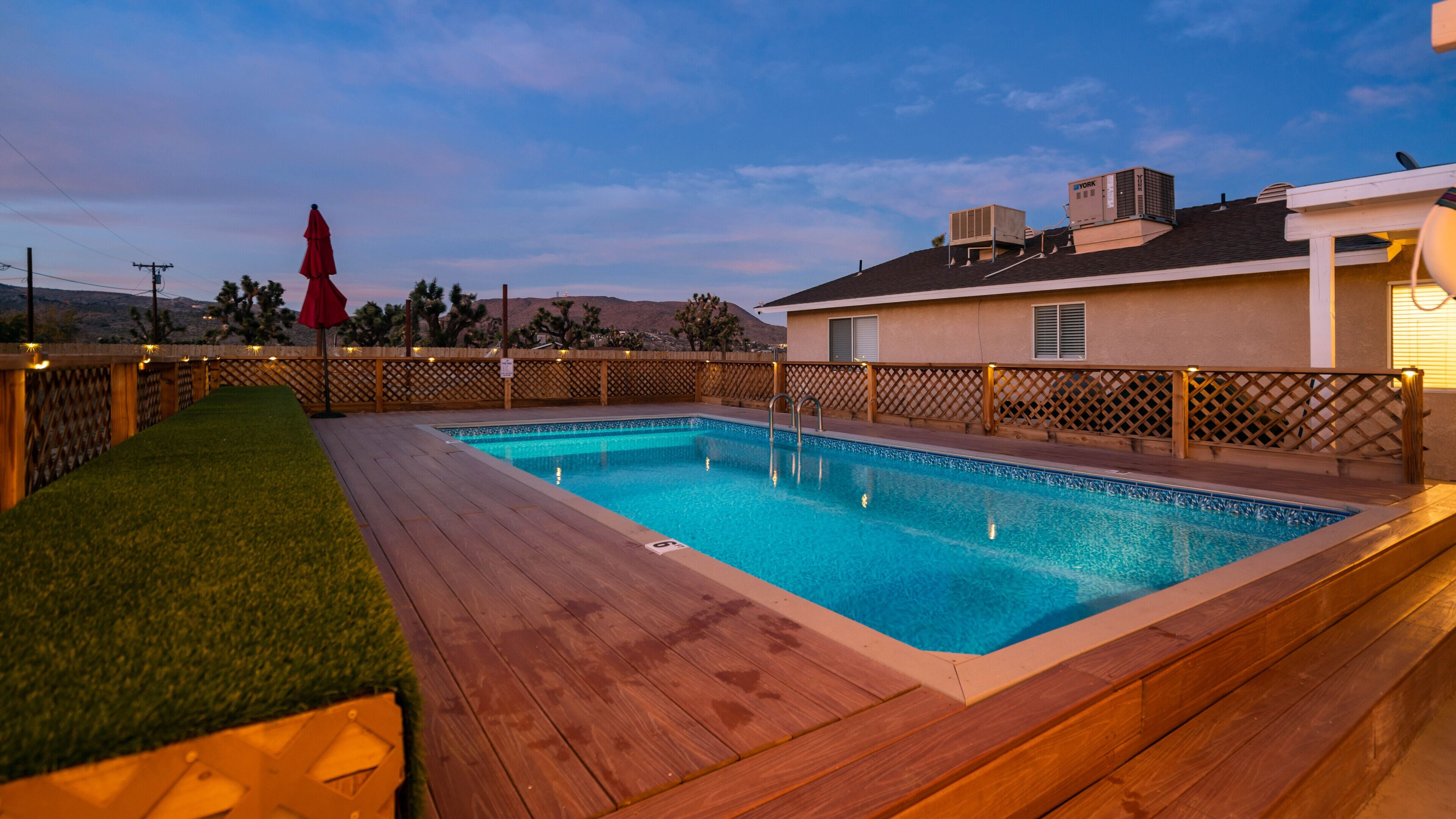 5 min from Joshua Tree, Outdoor Theater, Hot Tub, Pool, Game Room, Fire Pit  