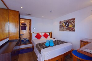 Bridge Deck Cabin