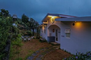 Un bâtiment d’un seul étage, doté d’un toit plat, d’un petit porche avec une porte et d’une fenêtre sur laquelle est apposée une enseigne.