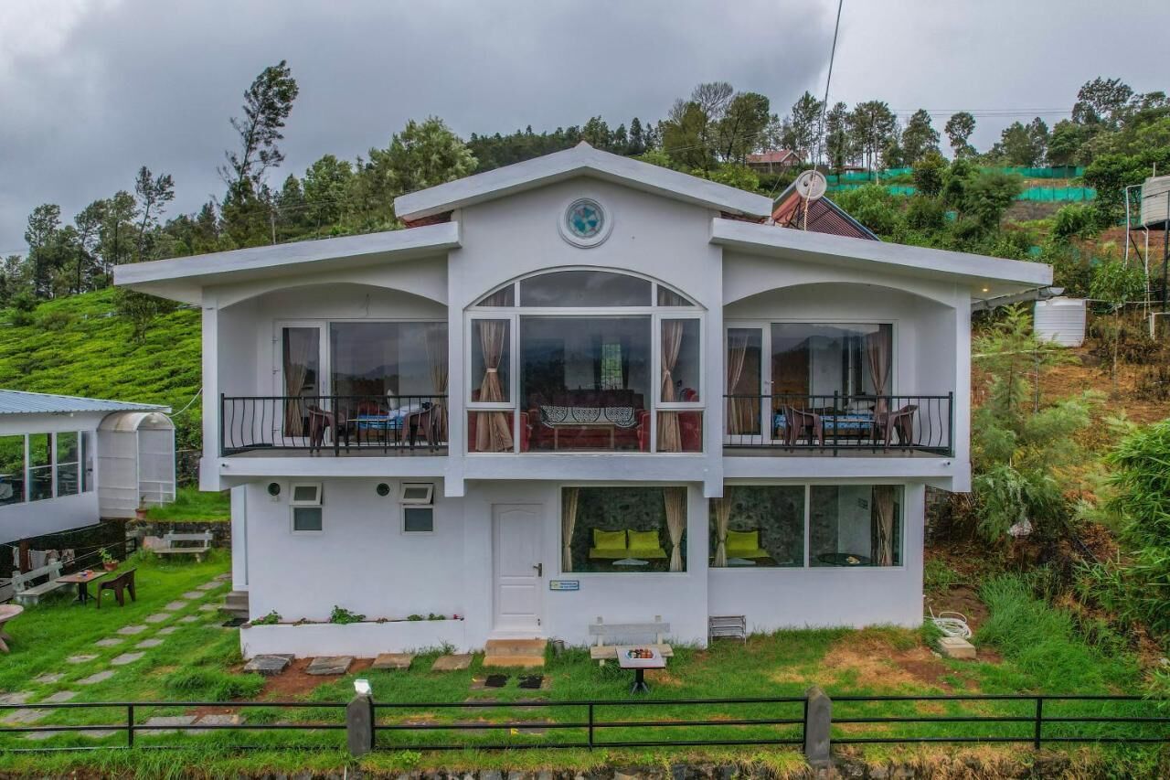 Vista frontal de la propiedad por la tarde o noche