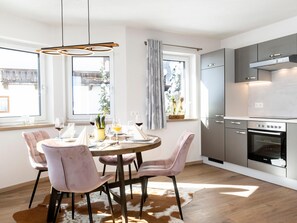 Een koelkast, een oven, een kookplaat, een vaatwasser