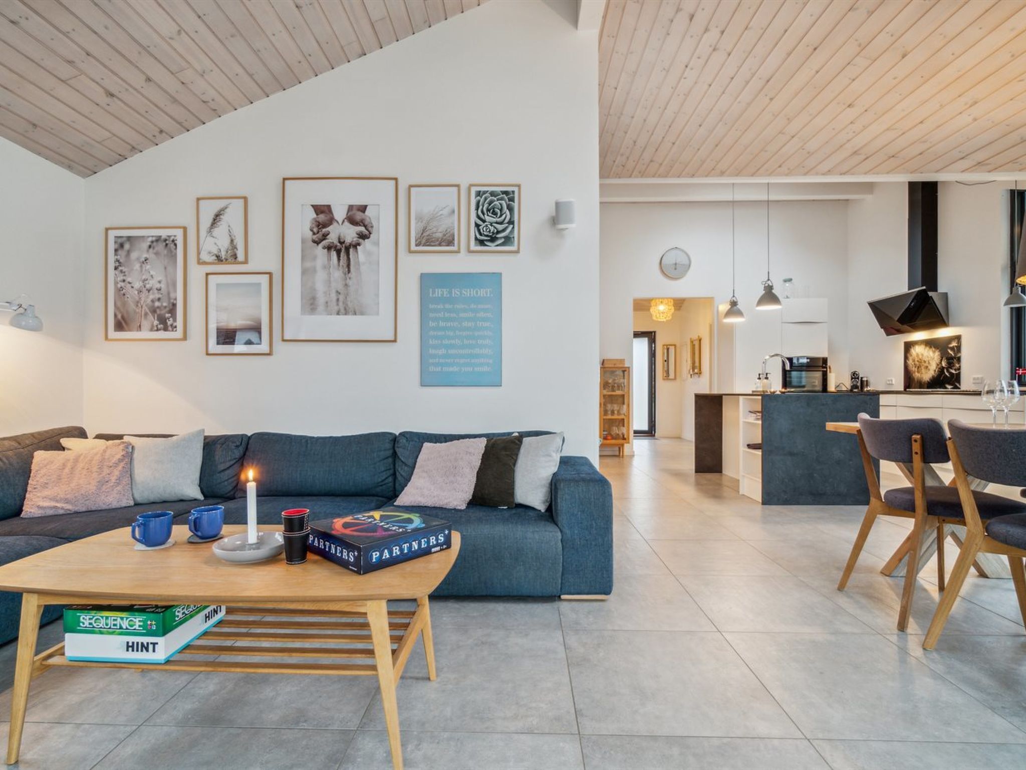Ein stilvolles Wohnzimmer mit einer Couch, einem Couchtisch und einem gerahmten Kunstwerk an der Wand.