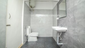 Un baño moderno con inodoro, ducha y lavamanos.
