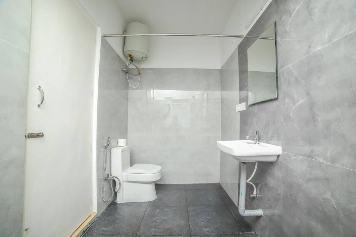 Une salle de bain moderne équipée de toilettes, d’une douche et d’un lavabo.