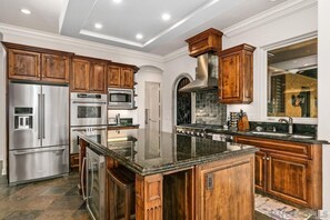 Private kitchen - Luxury beautiful Resort house with Salt pool, Tennis, Screen Golf/Game (San Diego)