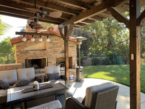 Outdoor dining - Luxury beautiful Resort house with Salt pool, Tennis, Screen Golf/Game (San Diego)