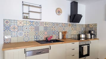 Frigorífico, horno, placa de cocina y lavavajillas