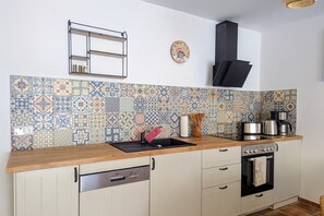 Fridge, oven, stovetop, dishwasher