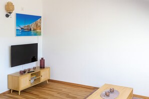 Fernseher, Tischtennisplatte, Bücher