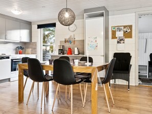 Kylskåp, mikrovågsugn, ugn och diskmaskin