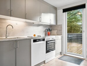 Kylskåp, mikrovågsugn, ugn och diskmaskin