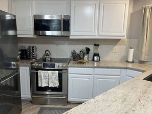 Frigorífico, cafetera o tetera y utensilios de cocina