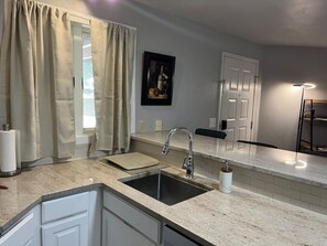 Kylskåp, kaffe- och tebryggare och grytor/köksredskap