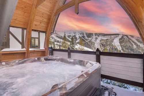 Ski-in/ski-out Schweitzer Winter Chalet + Hot Tub