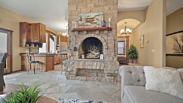 Smart TV, DVD player, livros