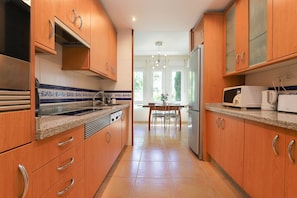 Kühlschrank, Mikrowelle, Ofen, Geschirrspüler