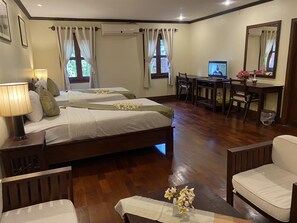 Ropa de cama de alta calidad y caja de seguridad en la habitación