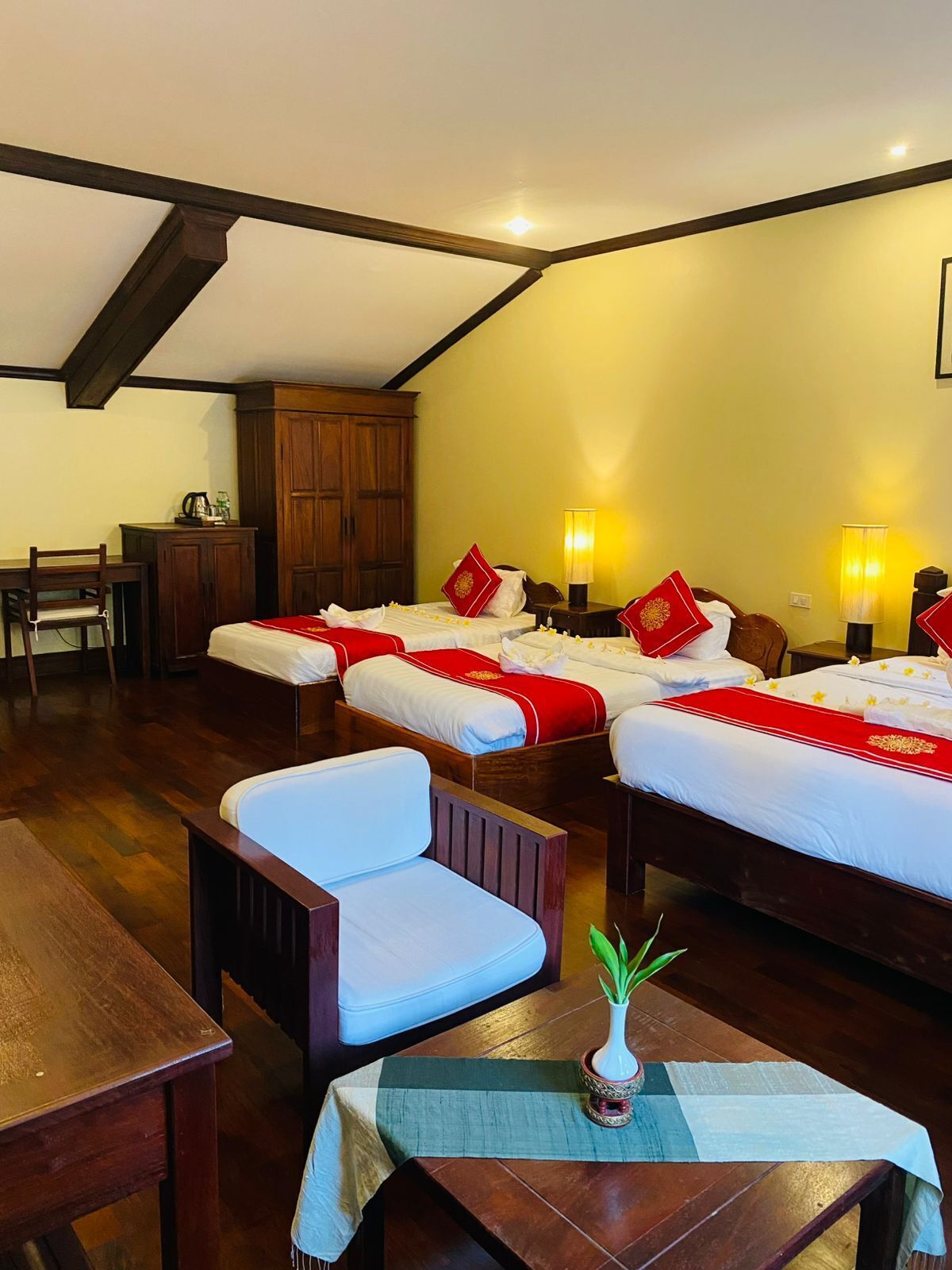 Hochwertige Bettwaren, Minibar, Zimmersafe, individuell dekoriert