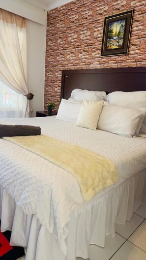 Bộ đồ giường cao cấp, chăn bông, nệm Select Comfort, bàn 