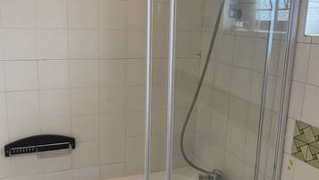 Suite Confort | Salle de bain | Ensemble baignoire-douche, baignoire à l’eau de source, douche cascade